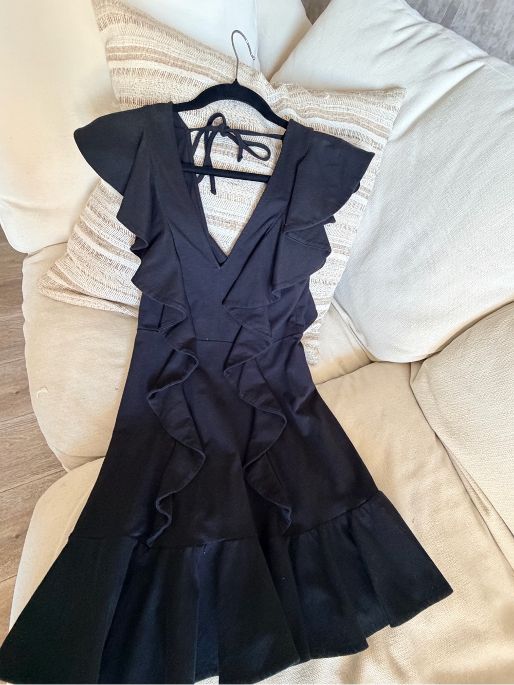 hm-moden Black Ruffle V-Neck Mini Dress